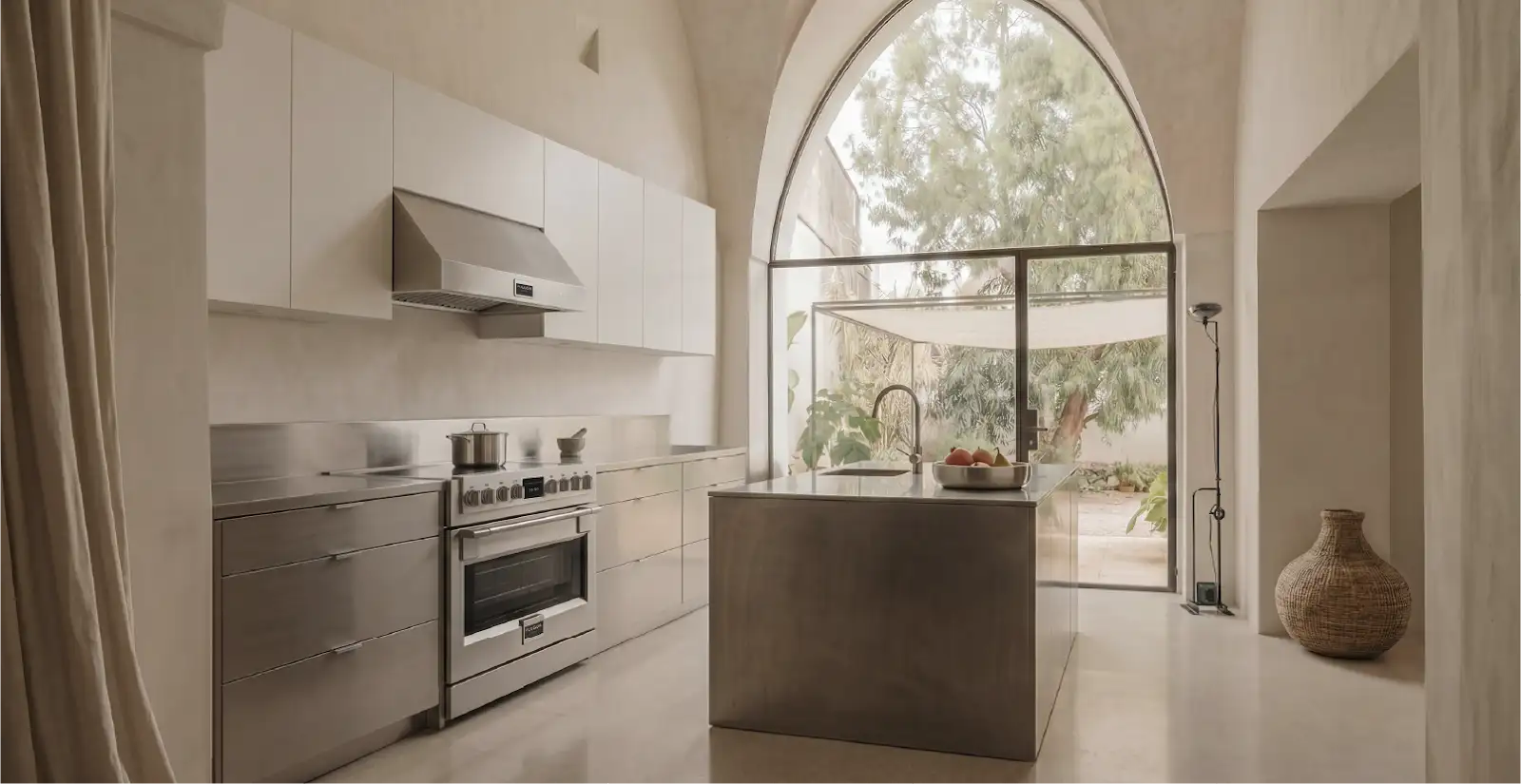 Cocina profesional y extractor Fulgor Milano disponible en Home Interiors Panamá.